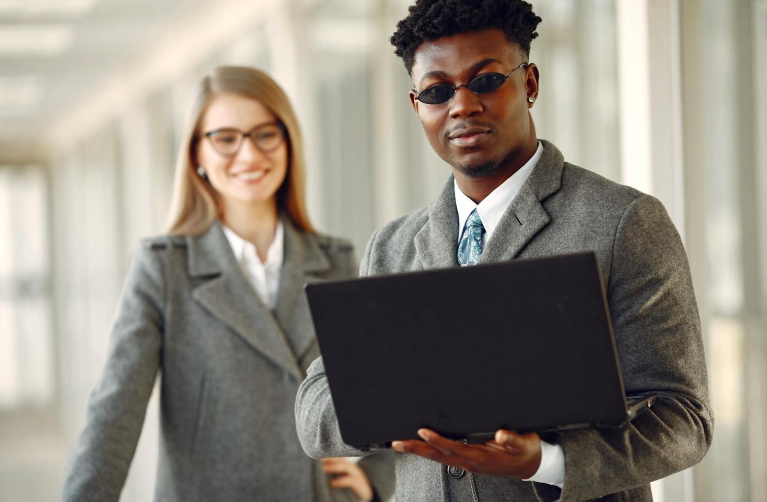 Profesional analizando datos financieros en ambiente de trabajo moderno